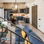 Luxury Chrisi * Svoronata