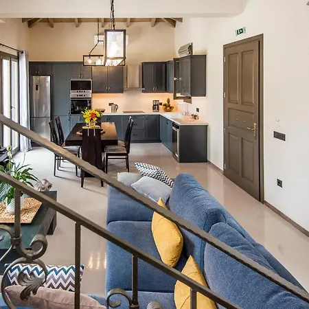 Luxury Chrisi * Svoronata