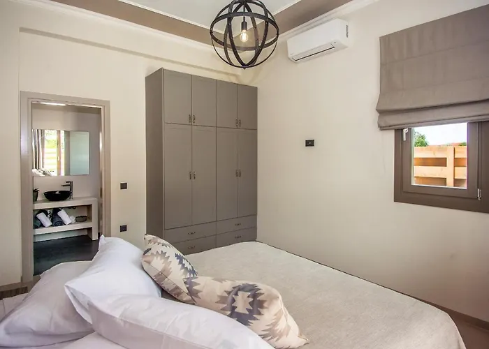 Luxury Chrisi Svoronata